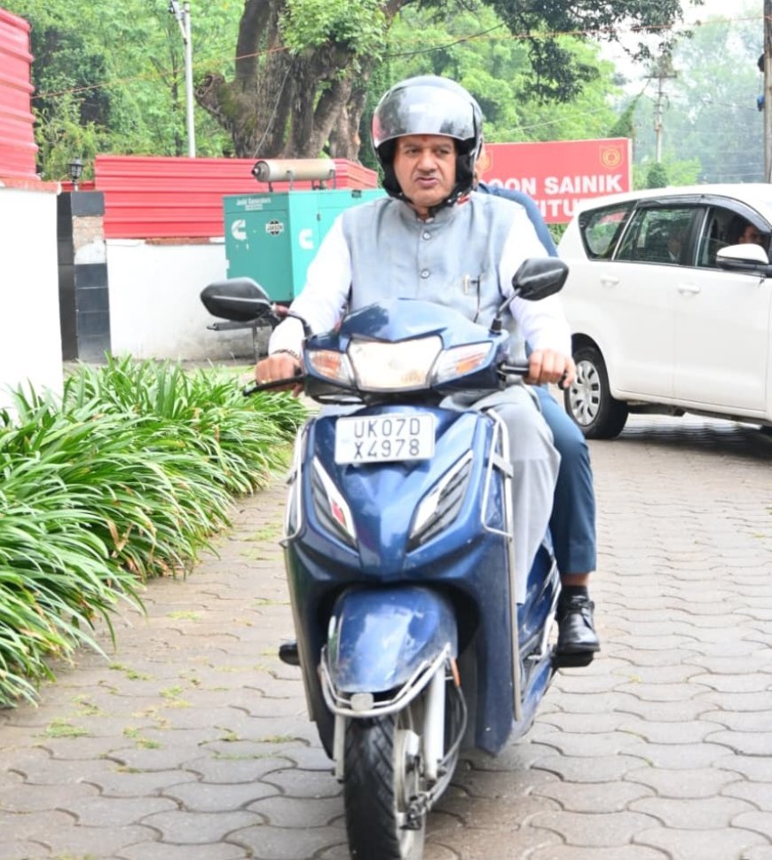 देहरादून : वैश्विक संकट के बीच स्कूटी से कैंप कार्यालय पहुंचे कृषि मंत्री गणेश जोशी