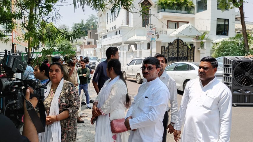 लखनऊ पहुंचकर महेश चंद शर्मा उर्फ गोल्डी भैया ने प्रतीक यादव को दी श्रद्धांजलि