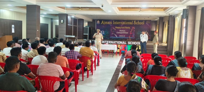 लखीमपुर खीरी :  यातायात पुलिस का विशेष अभियान, 414 वाहनों के चालान, स्कूल स्टाफ को किया गया जागरूक