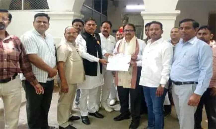 मथुरा: खाद्य विभाग की कार्यप्रणाली पर उठे सवाल, व्यापारियों ने 12 सूत्रीय ज्ञापन सौंपा