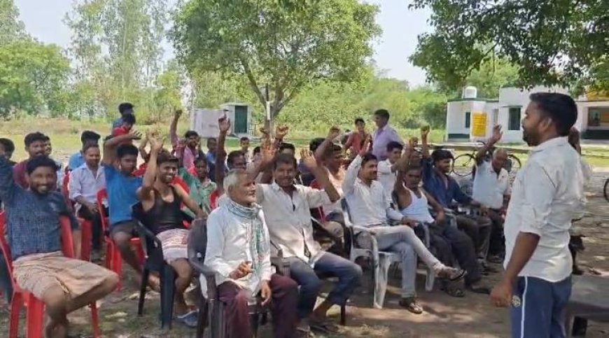 लखीमपुर खीरी:  साल से बदहाल सड़क पर फूटा ग्रामीणों का गुस्सा, 2027 चुनाव बहिष्कार की चेतावनी