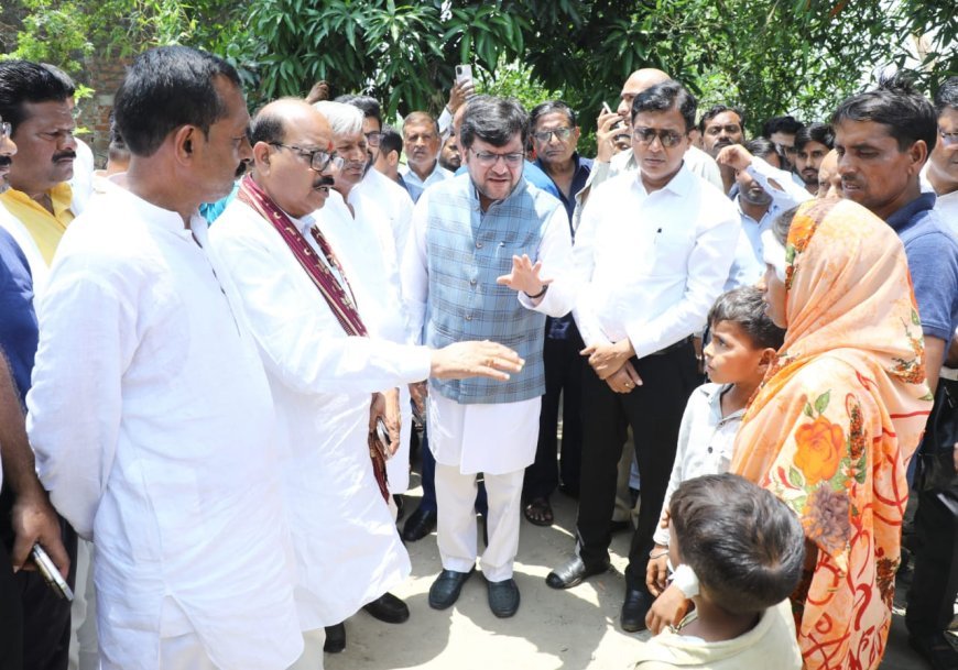 लखीमपुर खीरी: आंधी पीड़ित परिवार से मिले प्रभारी मंत्री नितिन अग्रवाल, राहत राशि और सरकारी मदद का दिया भरोसा