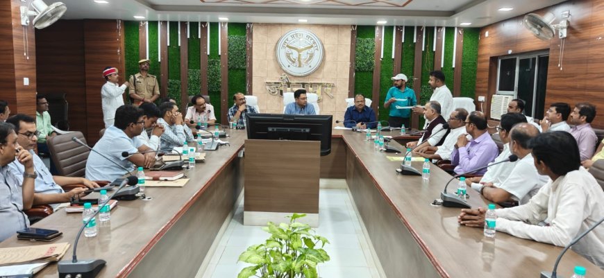 जौनपुर: जिलाधिकारी ने विद्युत विभाग की समीक्षा बैठक में अधिकारियों को लगाई फटकार