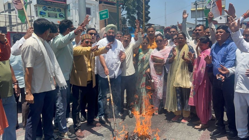 देहरादून : पेट्रोल-डीजल की कीमतों में वृद्धि के विरोध में कांग्रेस ने फूंका भाजपा का पुतला