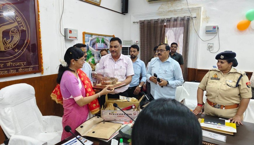मिर्ज़ापुर :  केन्द्रीय राज्यमंत्री ने विन्ध्य प्रसादम बाक्स व गिफ्ट बाक्स का किया शुभारम्भ
