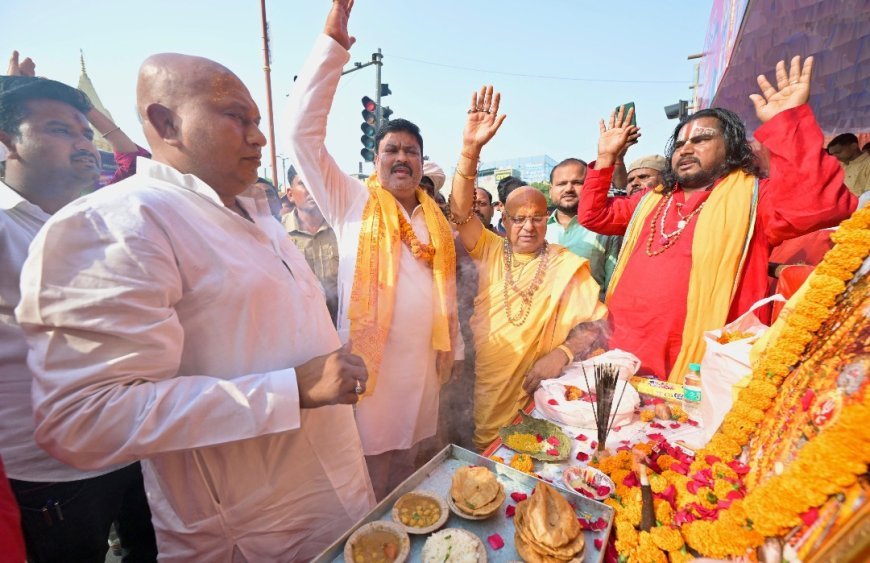 अयोध्या: बड़े मंगलवार पर भव्य भंडारा, पूर्व मंत्री तेजनारायण पांडे ‘पवन’ ने साधु-संतों संग किया प्रसाद वितरण