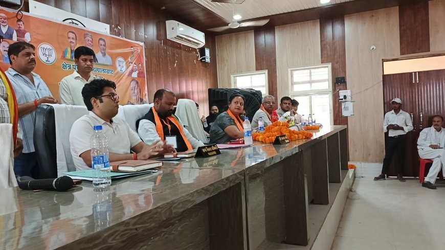 शाहजहांपुर: जलालाबाद में क्षेत्र पंचायत की मीटिंग में ब्लॉक प्रमुख लता सिंह ने क्षेत्र पंचायत सदस्यों को उपहार देकर किया सम्मानित