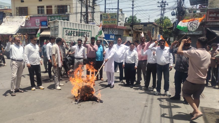 देहरादून : पेट्रोल 100 के पार। कांग्रेस ने फूंका भाजपा सरकार का पुतला