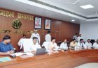 लखीमपुर खीरी : मतदेय स्थलों के पुनर्गठन को लेकर डीएम अंजनी कुमार सिंह ने राजनीतिक दलों के साथ की बैठक