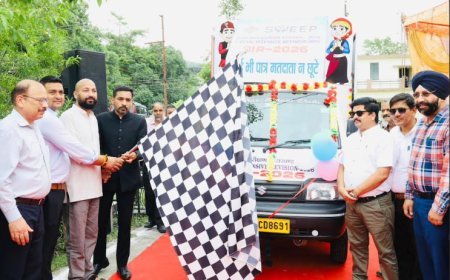 देहरादून : मतदाता सूची के विशेष पुनरीक्षण को जन आंदोलन बनाने की अपील, डीएम ने रवाना किए जागरूकता रथ