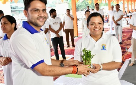 लखीमपुर खीरी : अंतरराष्ट्रीय योग दिवस पर डीएम-एसएसपी ने किया सामूहिक योगाभ्यास