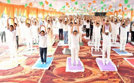 लखीमपुर खीरी: जिलाधिकारी खीरी व वरिष्ठ पुलिस अधीक्षक खीरी द्वारा सामुहिक योगाभ्यास का आयोजन