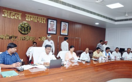 लखीमपुर खीरी : मतदेय स्थलों के पुनर्गठन को लेकर डीएम अंजनी कुमार सिंह ने राजनीतिक दलों के साथ की बैठक