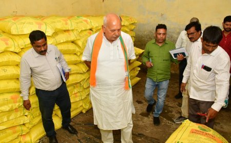 अम्बेडकर नगर: कृषि मंत्री ने औरंगानगर साधन सहकारी समिति का किया निरीक्षण, किसानों से ली खाद वितरण की जानकारी