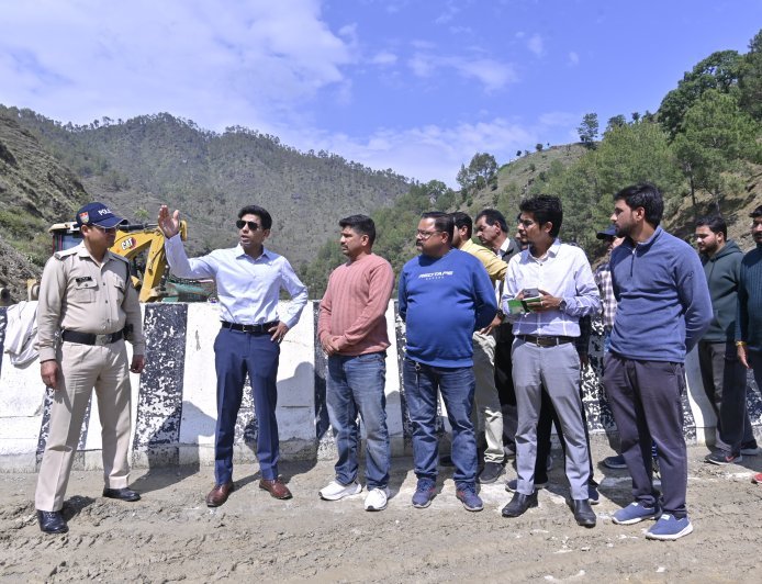 डीएम अंशुल सिंह ने क्वारब बाईपास और राष्ट्रीय राजमार्ग का किया निरीक्षण, कार्यों में तेजी लाने के दिए निर्देश