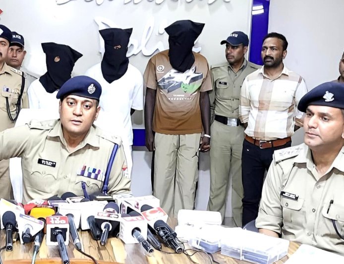 देहरादून : लाखों की कोकिन के साथ कोबरा गैंग के 02 शातिर विदेशी पैडलरों समेत 03 नशा तस्कर गिरफ्तार