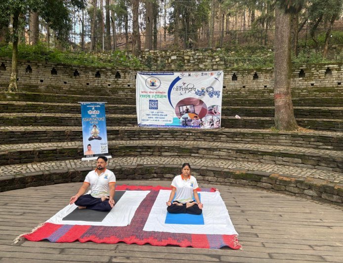पौड़ी में योग को लेकर बढ़ा जनउत्साह, कंडोलिया मैदान और गंगा तट पर हुआ सामूहिक योगाभ्यास