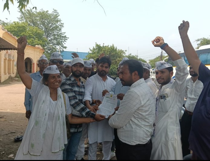 अयोध्या: बिजली संकट, महंगी दरों और स्मार्ट मीटर के खिलाफ AAP का प्रदर्शन, राज्यपाल के नाम सौंपा ज्ञापन
