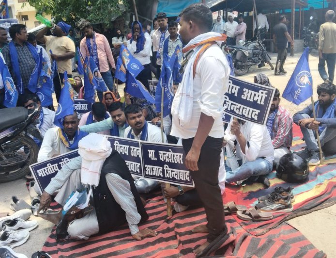उन्नाव: भीम आर्मी ने सौंपा ज्ञापन,निर्माण कार्य रुकवाने व पुलिस पर मिलीभगत का लगाया आरोप