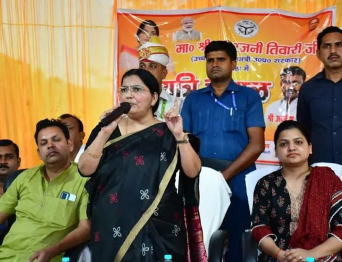 हरदोई: रात्रि चौपाल में पहुंचीं राज्यमंत्री रजनी तिवारी, जनसमस्याएं सुन अधिकारियों को दिए त्वरित निस्तारण के निर्देश