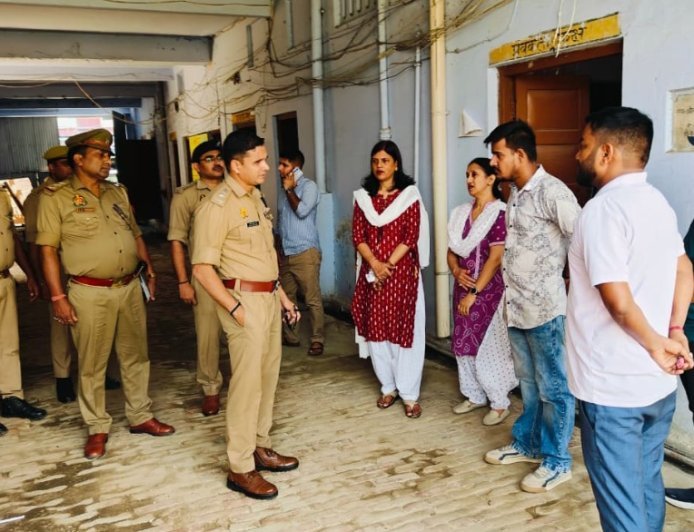 हरदोई : पुलिस आरक्षी भर्ती परीक्षा के लिए हरदोई पुलिस मुस्तैद, एसपी ने किया परीक्षा केंद्रों का निरीक्षण
