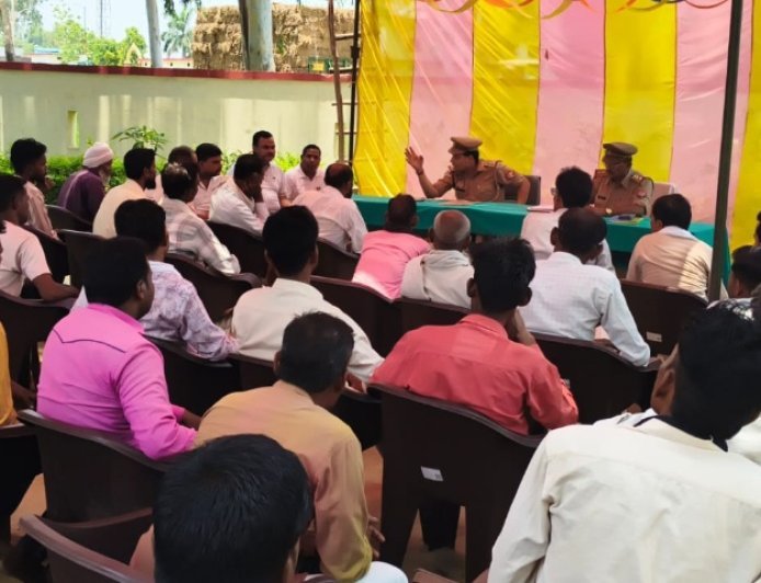 लखीमपुर खीरी: थाना फरधान में नवागत थाना प्रभारी निराला तिवारी की पहल, ताजियेदारों संग पीस कमेटी बैठक संपन्न