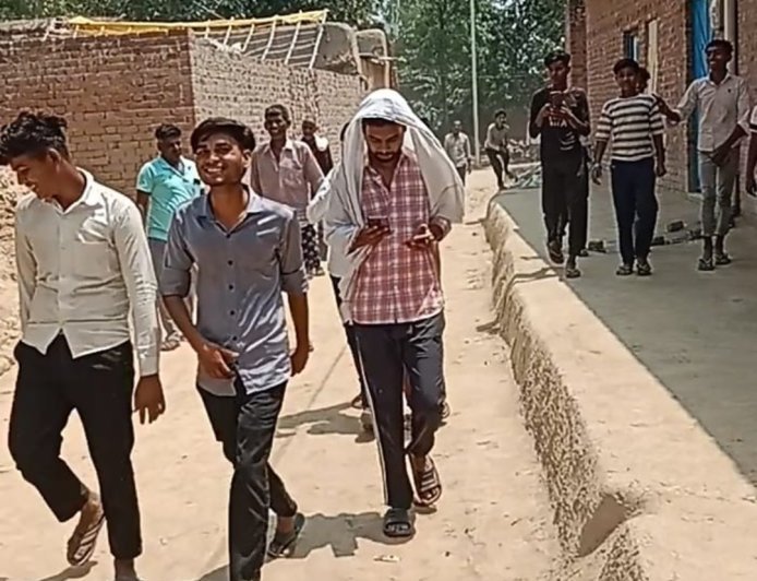 लखीमपुर खीरी: करोड़ों का बजट, फिर भी गांव बदहाल: 21 दिन से बंद रास्ते में कैद 40 परिवार, प्रशासन के आश्वासन साबित हुए खोखले