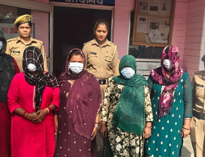 हरिद्वार : पेंटागन मॉल के स्पा सेंटर पर छापेमारी, अश्लील हरकतें कर रही 05 महिलाएं गिरफ्तार