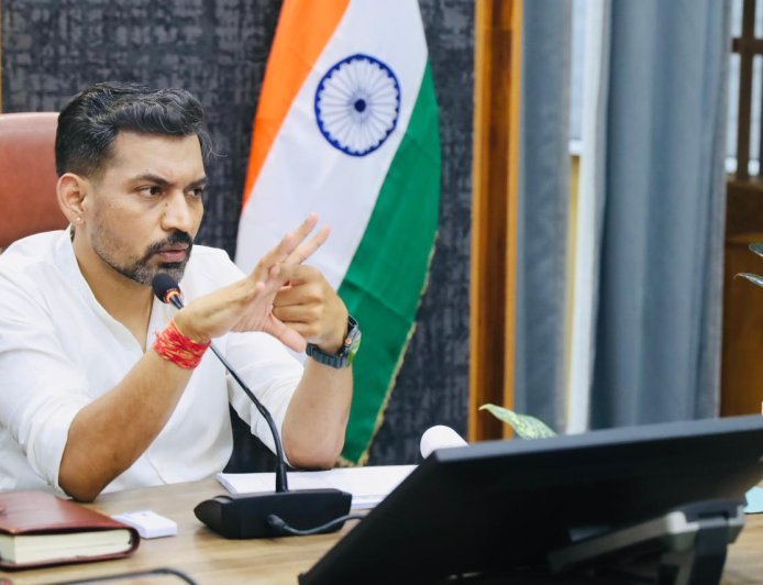 देहरादून : जन आकांक्षाओं से जुड़ी हैं सीएम की घोषणाएं, युद्धस्तर पर पूरा करें कार्य : डीएम