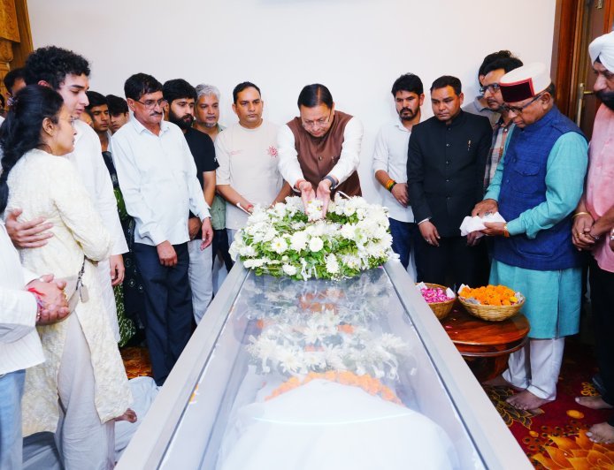 देहरादून : सीएम धामी ने दिवंगत निशानेबाज जसपाल राणा के पार्थिव शरीर पर पुष्प अर्पित कर दी श्रद्धांजलि