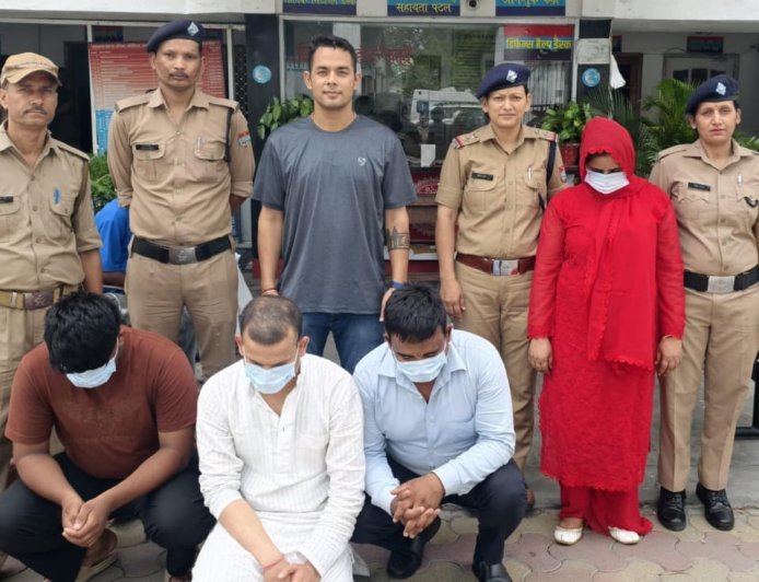 नैनीताल : स्पा सेंटर की आड़ में चल रहे सेक्स रैकेट का भंडाफोड़, एक महिला समेत 04 गिरफ्तार, 06 युवतियों का किया रेस्क्यू