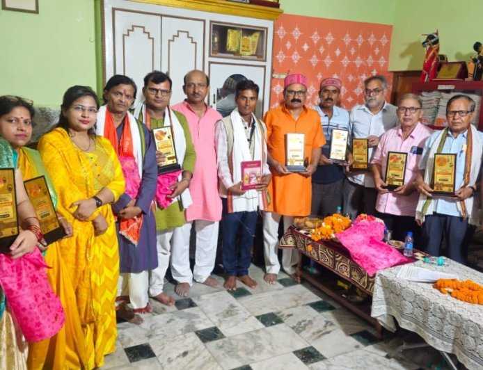 अयोध्या: वेद भाष्यकार स्मृतिशेष डॉ0 देवीसहाय पाण्डेय"दीप" की पुण्य-तिथि पर आयोजित हुई काव्य-गोष्ठी
