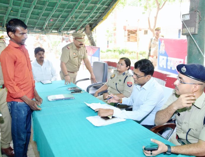 लखीमपुर खीरी  : थाना समाधान दिवस में डीएम-एसपी ने सुनीं जनसमस्याएं