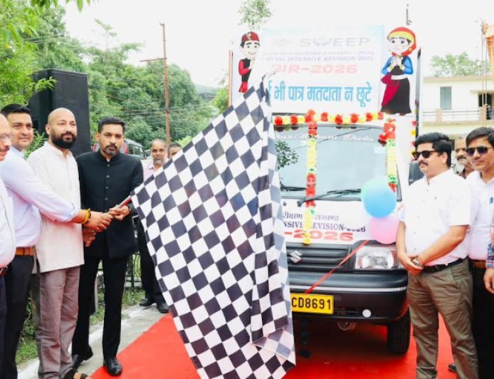 देहरादून : मतदाता सूची के विशेष पुनरीक्षण को जन आंदोलन बनाने की अपील, डीएम ने रवाना किए जागरूकता रथ