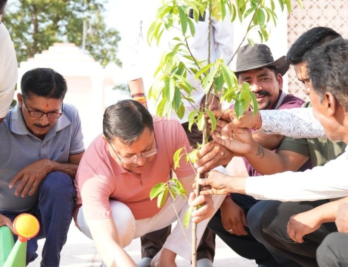 उधम सिंह नगर : सीएम धामी ने रोपा "एक पेड़ मां के नाम"
