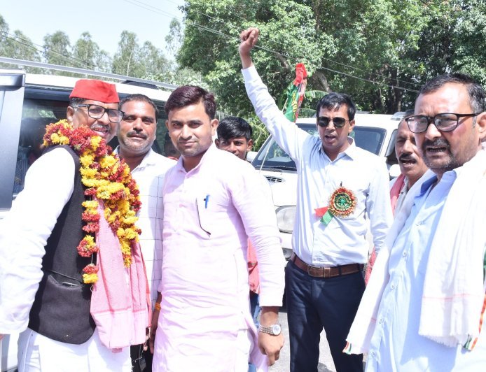 उन्नाव : समाजवादी पार्टी के नेता नारायण पाल के नेतृत्व में निकाला गया रोड शो l