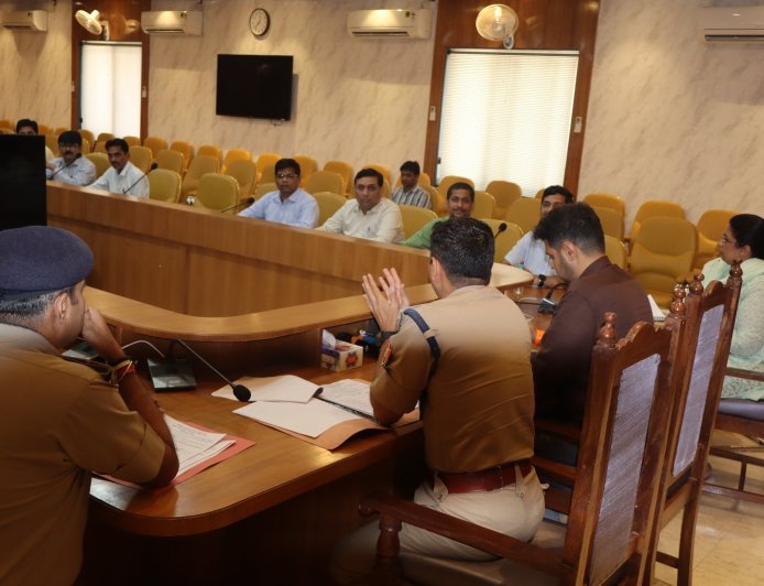 हरदोई: निपुण भारत  समीक्षा बैठक मे डीएम सख्त,  शिक्षा की गुणवत्ता व नामाकन बढाने के निर्देश