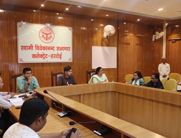 हरदोई: जनहित सर्वोपरि, समयबद्ध पूरा करें विकास कार्य : जिलाधिकारी