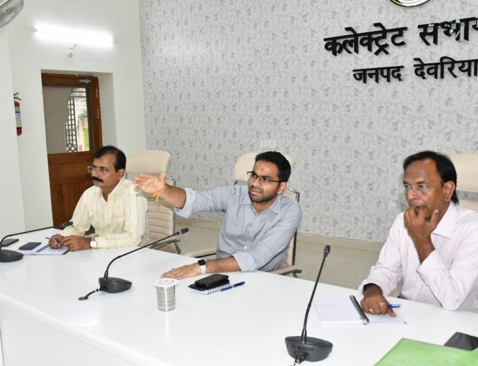 देवरिया: आकांक्षात्मक ब्लॉकों के गांवों में नियमित भ्रमण कर समस्याओं का करें समाधान : जिलाधिकारी