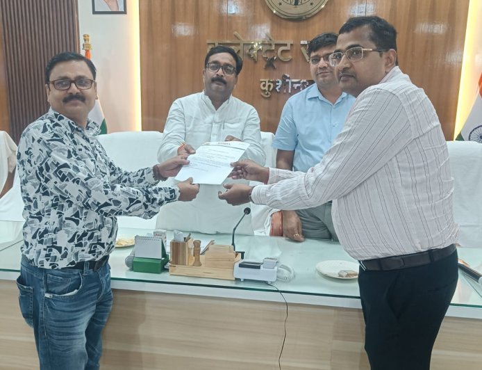 कुशीनगर:: प्रधानमंत्री विकसित भारत रोजगार योजना के अंतर्गत नवनियुक्त कर्मचारियों को वितरित किए गए नियुक्ति पत्र