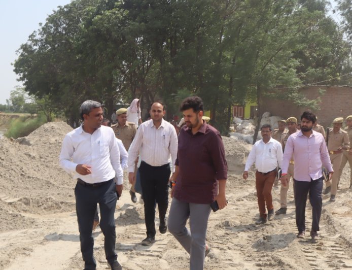हरदोई : बाढ़ से पहले पूरे हों कटाव निरोधक कार्य, गुणवत्ता से न हो समझौता : जिलाधिकारी