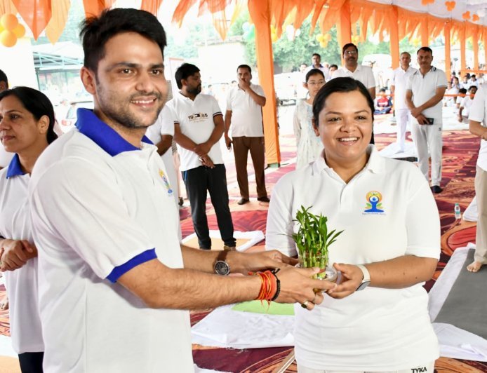 लखीमपुर खीरी : अंतरराष्ट्रीय योग दिवस पर डीएम-एसएसपी ने किया सामूहिक योगाभ्यास