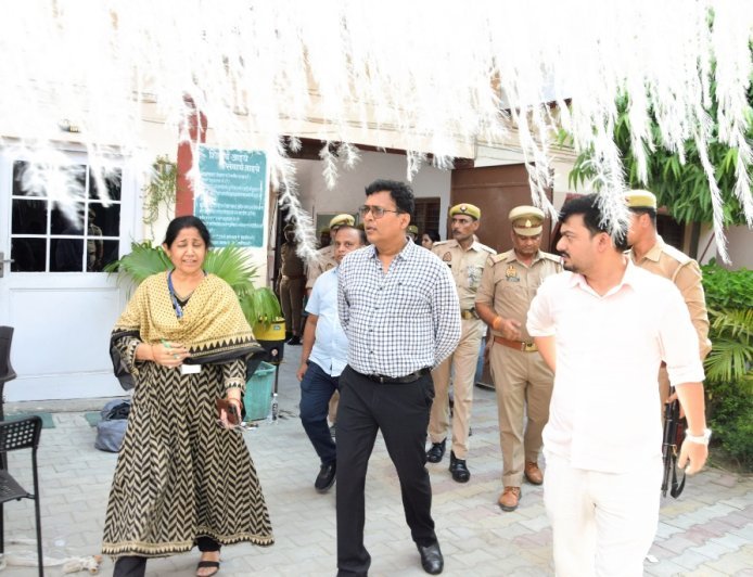 लखीमपुर खीरी: सख्त पहरे में हुई नीट यूजी-2026 परीक्षा, परीक्षा केंद्रों पर कड़े इंतजाम