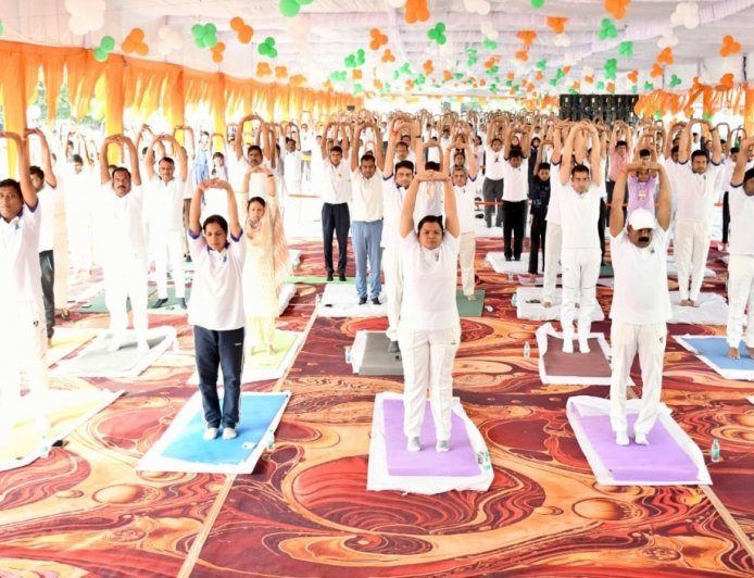लखीमपुर खीरी: जिलाधिकारी खीरी व वरिष्ठ पुलिस अधीक्षक खीरी द्वारा सामुहिक योगाभ्यास का आयोजन