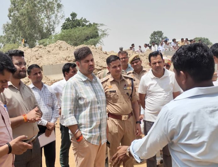 हरदोई में निर्माणाधीन ओवरब्रिज पर बीम गिरने से दो मजदूर घायल, डीएम-एसपी ने किया निरीक्षण