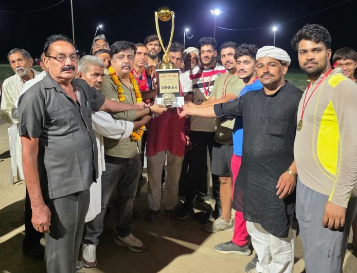 मथुरा : सेलखेड़ा ने जीता रुस्तम-ए-हिंद फूली पहलवान स्मृति नाइट क्रिकेट टूर्नामेंट