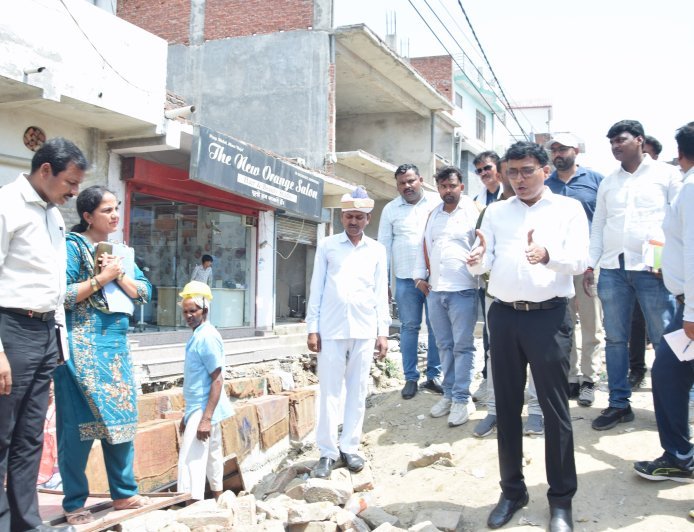 लखीमपुर खीरी : थरवरनगंज में नाला निर्माण का डीएम ने किया निरीक्षण