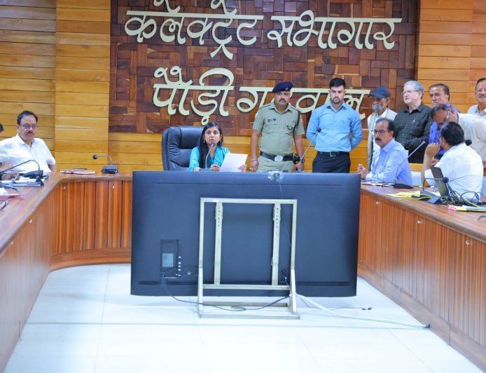 पौड़ी गढ़वाल: जनता मिलन में डीएम स्वाति भदौरिया ने शिकायतों के समयबद्ध निस्तारण के दिए निर्देश
