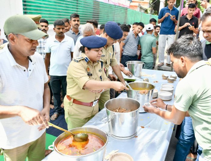 लखीमपुर खीरी : बड़े मंगल पर एसपी कैंप कार्यालय में भव्य भंडारा ।