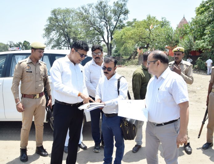 लखीमपुर खीरी : बड़े बैनामों की जांच को डीएम का औचक निरीक्षण